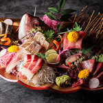 豊洲市場から直送された、料理長が目利きした鮮度抜群の鮮魚たちです。豪快なお造りでご堪能下さい◎