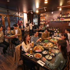 当店は8名~22名様の貸切が可能です。歓送迎会や打ち上げなど、様々なシーンでご利用いただけます。ボードゲームやダーツも完備しており、大人数でのパーティーに最適です。お気軽にお問い合わせください。※8名様からの貸切は平日のみの対応です。人数についてはお問い合わせ下さい。