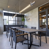 お洒落なカウンターや開放的なテラス席はデートに♪