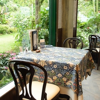 日本一の庭園が眺めれるテーブル席。