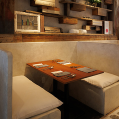 ゆったりと座って料理を楽しめるボックス席のような4名様用のお席。じっくりとお店自慢の料理とともに会話をお楽しみいただけます◎