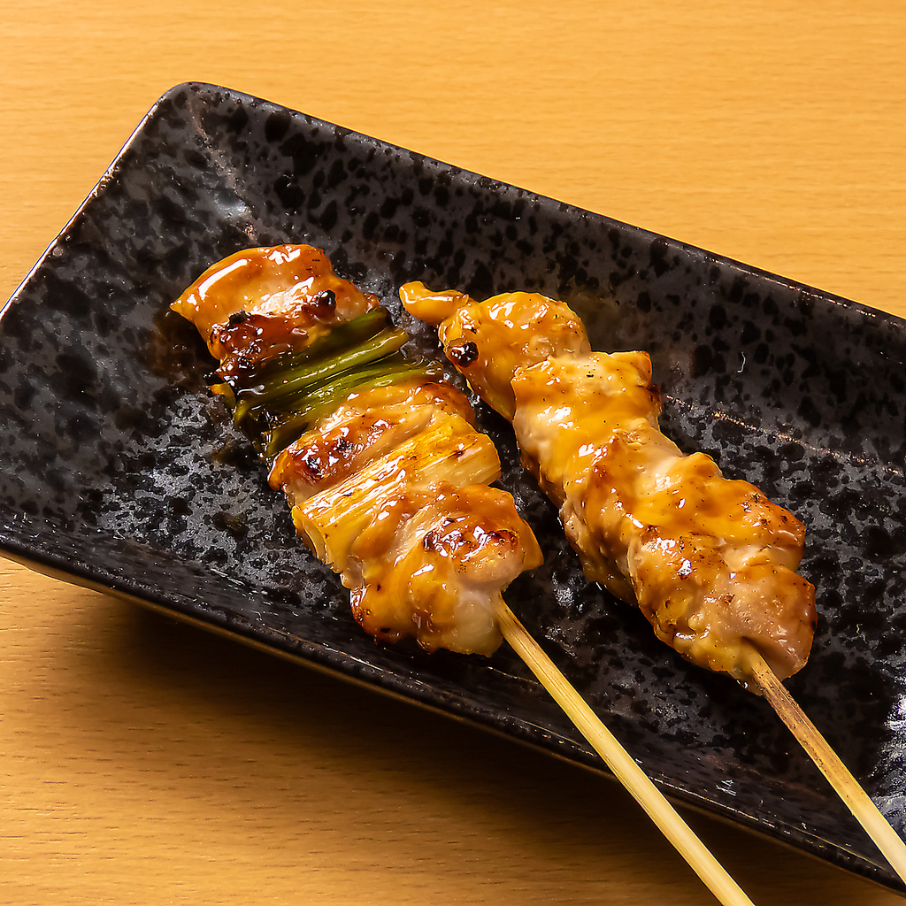 当店人気メニューの焼き鳥は鶏の旨味とタレの香ばしさが堪らない一品！お酒と相性抜群の味わいです！