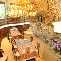 自然の琉球石灰岩が眺めれるテーブル席。