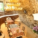 自然の琉球石灰岩が眺めれるテーブル席。