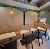 落ち着いた雰囲気の店内で、ゆっくりとお食事を。グリーンとベージュを基調にしたシンプルで温かみのある空間。お一人でも、ご家族・ご友人とも心地よい時間をお過ごしください。