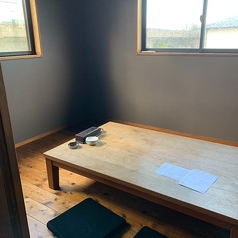 個室は2部屋ご用意しております。それぞれ最大6名様、4名様まで利用可能です。