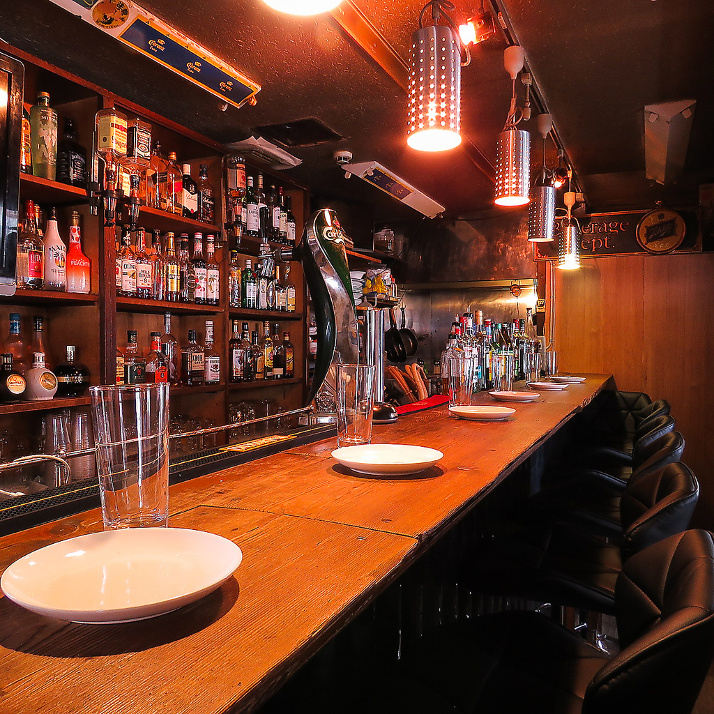 バーカウンターでゆっくり会話も！