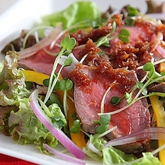 しっとりローストビーフと季節野菜のサラダ