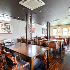 【オーシャンビューで楽しむ絶景】全席からオーシャンビューを楽しめる当店。美しい海の景色を背景に、新鮮な料理と共に贅沢な時間を提供します。