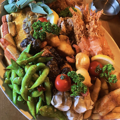 新鮮な野菜たっぷりのオードブルが主役の写真