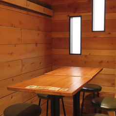 【テーブル席4×1】友人同士の集まりにちょうど良い4名様用テーブル。広めのテーブルで料理をたっぷり並べられるため、人気の唐揚げやポテサラなどのシェアも快適。誕生日やちょっとしたお祝い、ゆったり食事を楽しみたい方にもおすすめです。クラフトビールの飲み比べにも最適で、会話が自然と弾む居心地の良いお席。