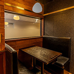 こちらのお席は奥まったところにあるので、まさに隠れ家個室空間。個室席ではないながらもゆったりとお過ごしいただけるテーブルソファ席です。