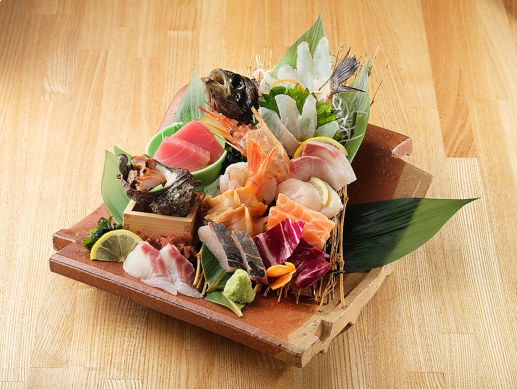 石州瓦に豪快に盛り付けた名物お造り盛り！1380円(税抜)～ご堪能頂けます！