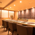 目の間にキッチンが広がるカウンター席は6名様横並びとなっております！お一人様やカップルに人気◎