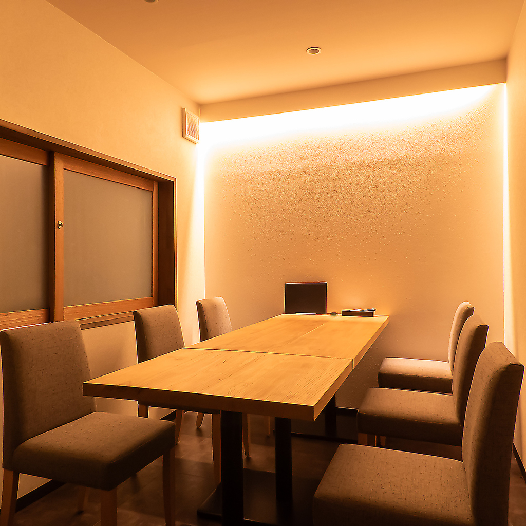 最大6名様まで利用できる個室はプライベート空間でお過ごし頂けます！様々なシーンでご活用下さい！