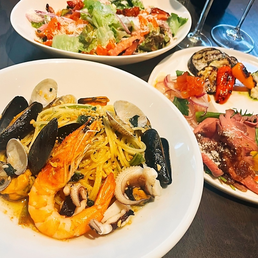 パスタやピザ、アヒージョ、肉料理など美味しい料理の数々をご用意！ワイン片手にお楽しみください♪