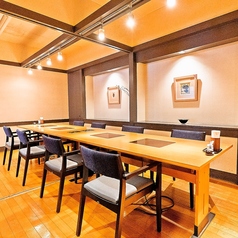 ほっこりした落ち着いた雰囲気のテーブル個室。人数に応じてレイアウト変更できますので、お気軽にお問い合わせ下さい。
