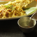 料理メニュー写真 穴子天ぷらとふわっとしたスクランブルエッグ添え