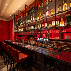 大切な人と特別なひとときを過ごせるカップル席をご用意。程よい距離感で向かい合えるレイアウトは、自然と会話が弾む雰囲気を演出します。シャンデリアの柔らかな灯りが2人の時間をよりロマンチックに彩り、記念日や誕生日ディナーにもぴったり。落ち着いた空間で思い出に残るひとときをお楽しみください。