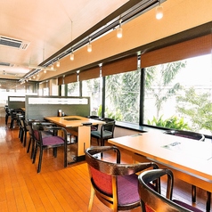 広々とした店内です。人数に応じて様々なテーブル席ご用意しております。