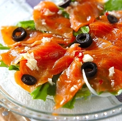 香り立つ瞬間燻製サーモンのカルパッチョ