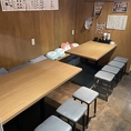 親しい仲間と囲むテーブル席は、賑やかな夜に最適です。丁寧な下処理が施された鮮魚はコリコリとした弾力で、特製ダレと絡めれば最高のお酒のお供になります。お席での喫煙も可能となっております。本格料理が味わえる喜びと、食後のダーツで朝まで時間を忘れて最高に盛り上がれる感動をぜひ体験してください！