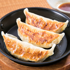 でっかい!! 熱々鉄板餃子/親鳥の旨辛焼き 温玉添え