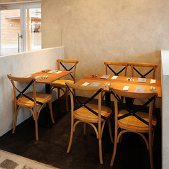 2名様/4名様/6名様でご利用いただけるテーブル席。人数に合わせてご案内するので、お気軽にお声かけください。