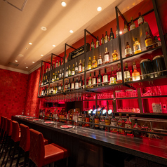 バーカウンターでは、お一人様でも気軽に楽しめる大人の空間をご提供。バーテンダーとの会話を楽しみながら味わうドリンクは格別です。食事前の一杯や二次会利用にも便利で、カジュアルながら落ち着いた雰囲気が魅力。ちょっと立ち寄って飲みたい時や、大人の時間を過ごしたい方におすすめの席です。