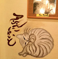 壁には可愛い猫のイラストも♪