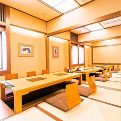 靴を脱いでゆっくりできる掘りごたつは人気です♪少人数から大人数まで♪掘りごたつ、座敷のお部屋など人数に応じてお席のレイアウト変更できます。店舗までお気軽にご相談下さい。