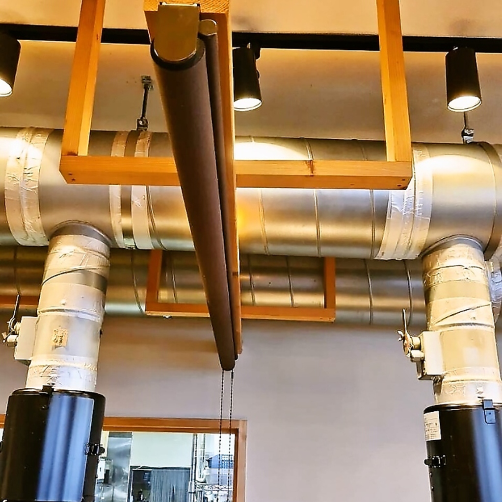 店内には仕切りのカーテンがあるので隣や周りを気にすることなくお食事をお楽しみいただけますよ◎