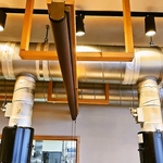 店内には仕切りのカーテンがあるので隣や周りを気にすることなくお食事をお楽しみいただけますよ◎