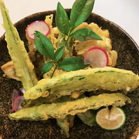 和モダンなスタイルで、落ち着いた雰囲気が魅力の店内