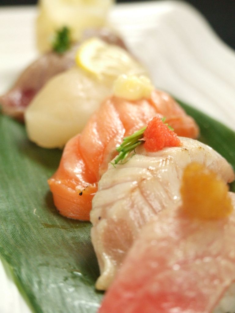 セットの後は追加も◎1貫52円から！話題の炙り寿司も手ごろ！