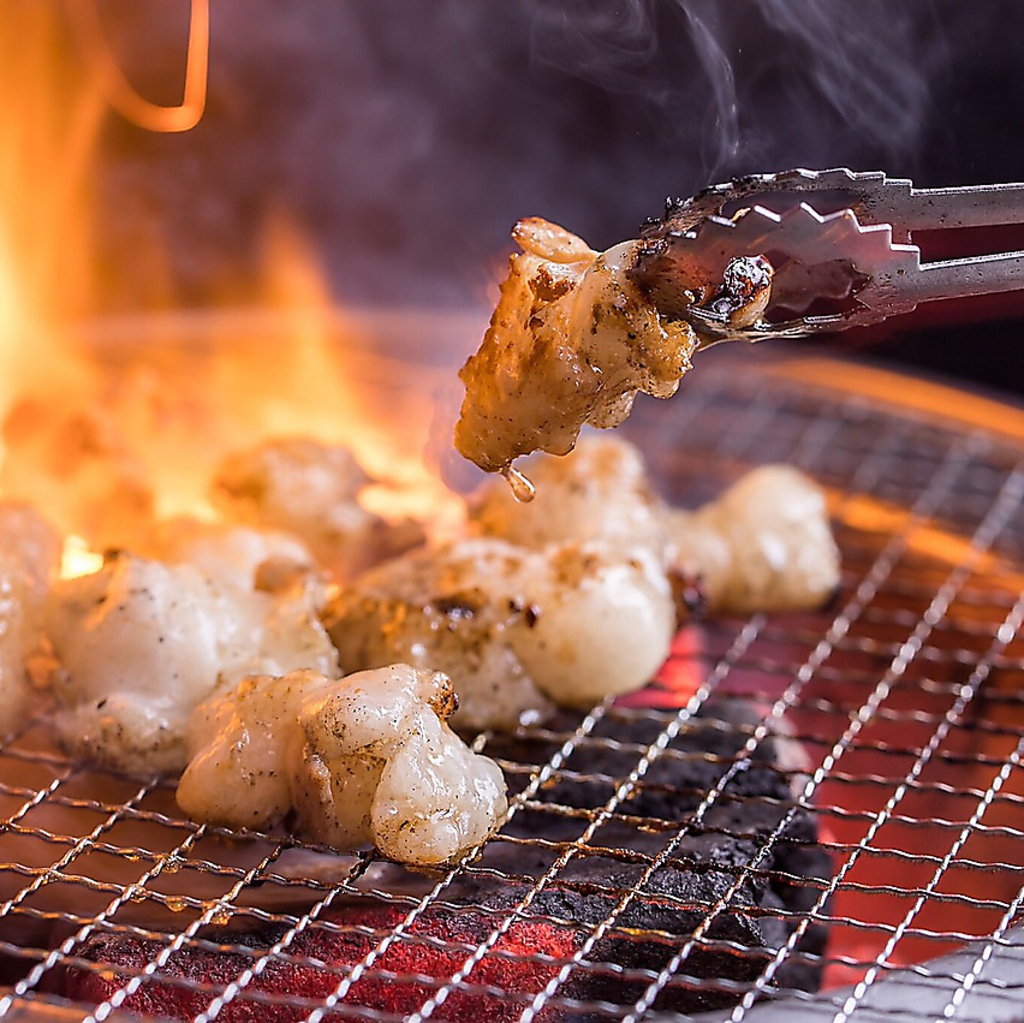 こだわりの炭火でジュワッと焼き上げる！余分な油を落とし、お肉の美味しさがダイレクトに伝わります