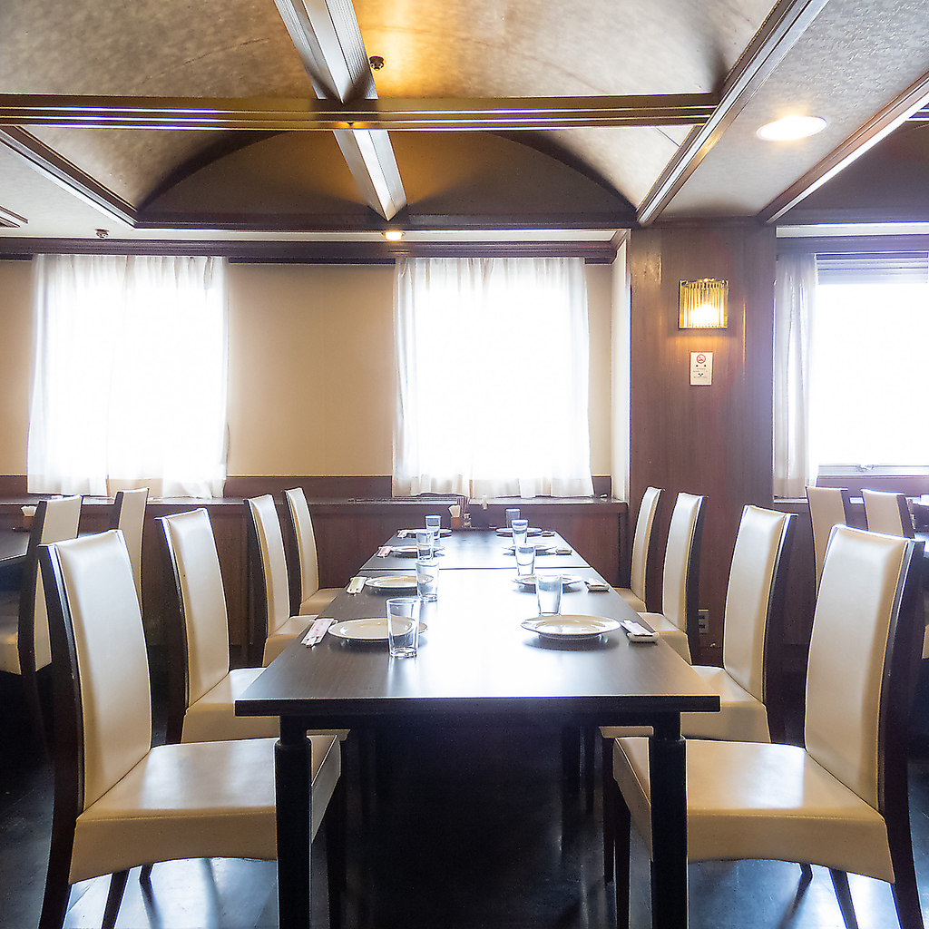 各種宴会承ります！ゆっくりと食事がお愉しみいただけるテーブル席をご用意してお待ちしております。