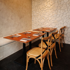 テーブル席は人数に合わせてご案内可能。4名様/6名様/8名様とグループ人数に合わせてご用意しますので、スタッフまでお声かけください。