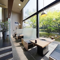 4名席のご用意ございます。仕切りがあり広々とした空間なので、隣を気にせずお楽しみいただけます。