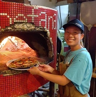 ピッツァイオーラが美味しいピッツァを焼きます。
