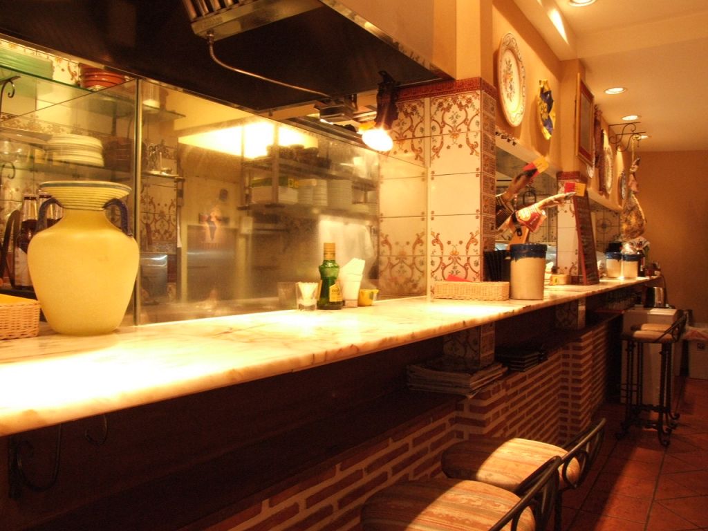 まず、目の前にカウンター。イベリコ豚のプランチャ(鉄板焼き）の香ばしい香り…