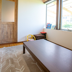 【お子様連れも安心！】座敷席はお子様連れのご家族にぴったりの安心スペースです。リラックスしながら、みんなで楽しい時間を過ごせる心地よい空間をご用意しています♪