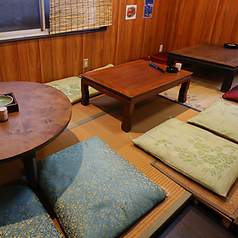 昭和を感じるレトロな雰囲気のお座敷になります。４名掛けのテーブルを３つご用意しております。時間の許す限り、ゆっくりと過ごして下さい。