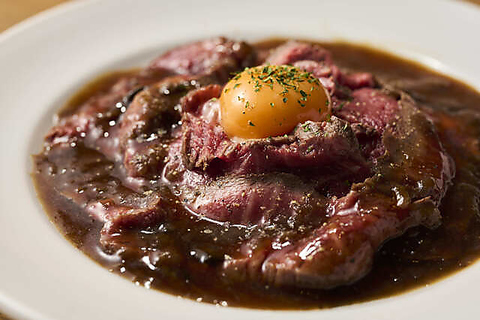 こだわりのワインと絶品ステーキで乾杯。駅近の隠れ家バル。