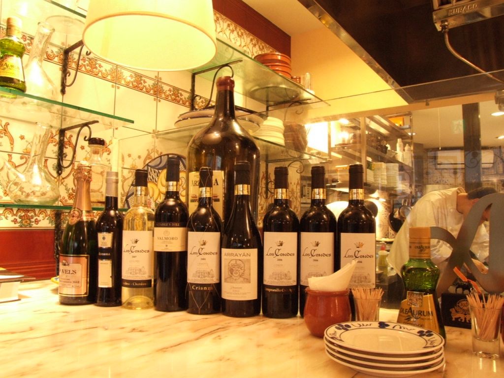 自慢のワインの数々…お奨めグラスワイン700円から!