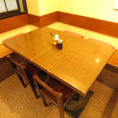 2名テーブルから5名テーブルまでございます。テーブルを付けて大人数も対応可能です。