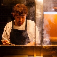 炭火を操る職人の手元を目前に、焼きあがる度に供される1本が五感を揺さぶります。香りと音、艶めく脂、口に入る瞬間の温度と旨みをリアルタイムで贅沢に味わうのはカウンター席の特権です。