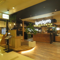 インドから直接取り寄せた雰囲気ある内装にもご注目！