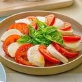 料理メニュー写真&nbsp;フレッシュモッツァレラと完熟トマトのカプレーゼ
