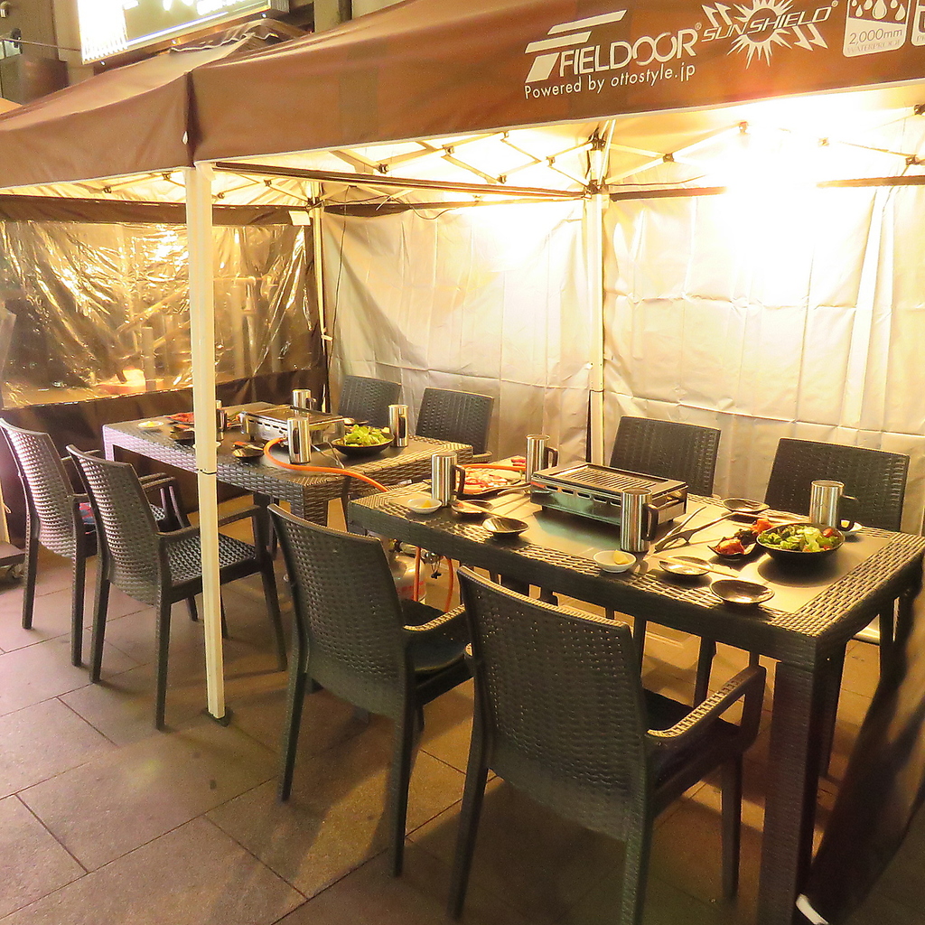 道頓堀川を望む人気テラス席があり景色と焼肉を同時に楽しめる。